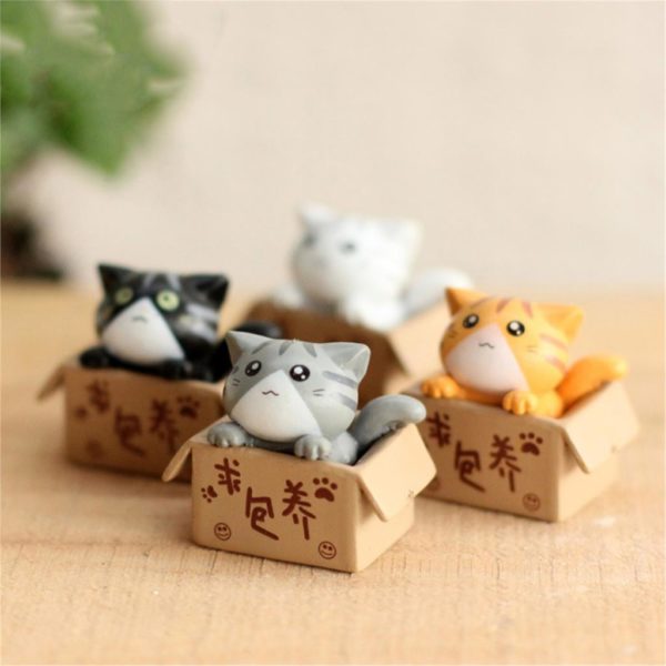 Lot de 4 figurines chats dans un carton – Image 2