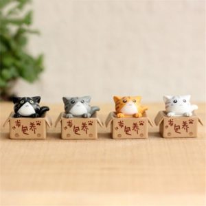 Lot de 4 figurines chats dans un carton