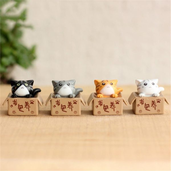 Lot de 4 figurines chats dans un carton